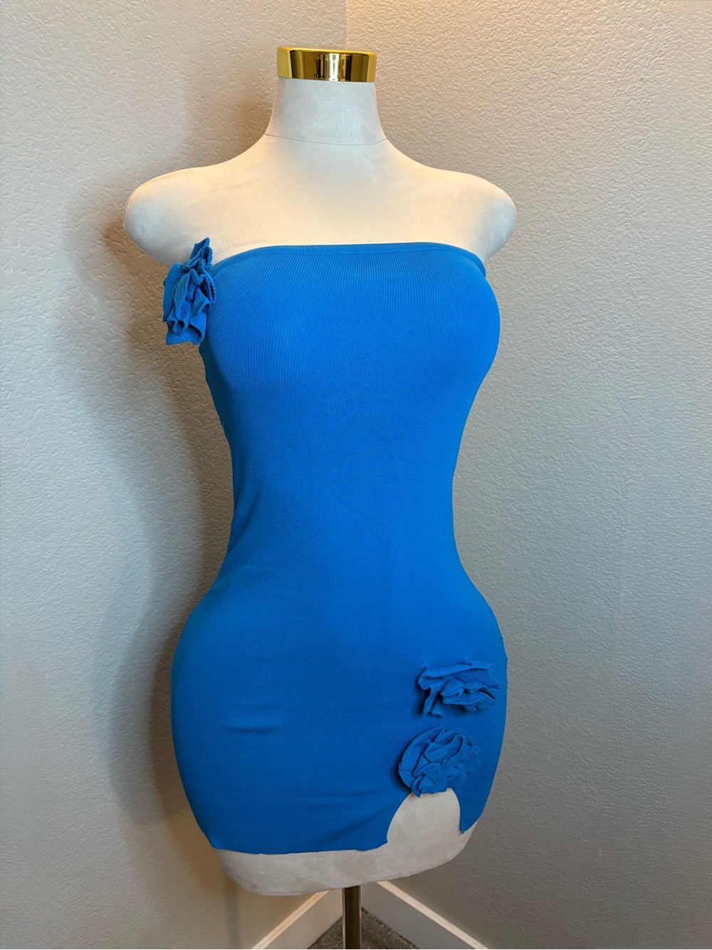 Strapless Vibrant Blue Bodycon Dress with Floral Accents